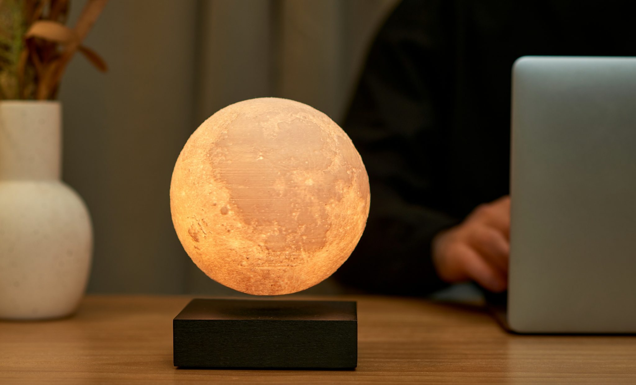 Smart Moon Lamp 暖光模式，放在書桌上作為氣氛照明