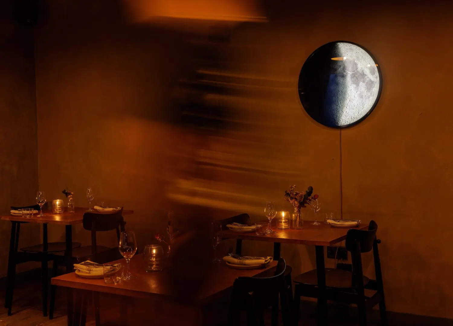 Phase掛在一間燈光昏暗的餐廳內的模樣