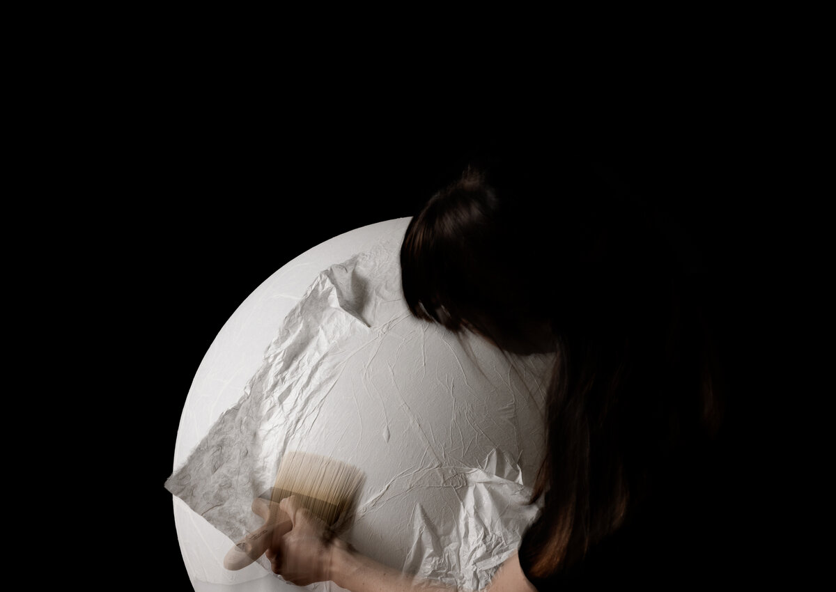 Moon的製作過程＿黏貼紙張在圓球表面