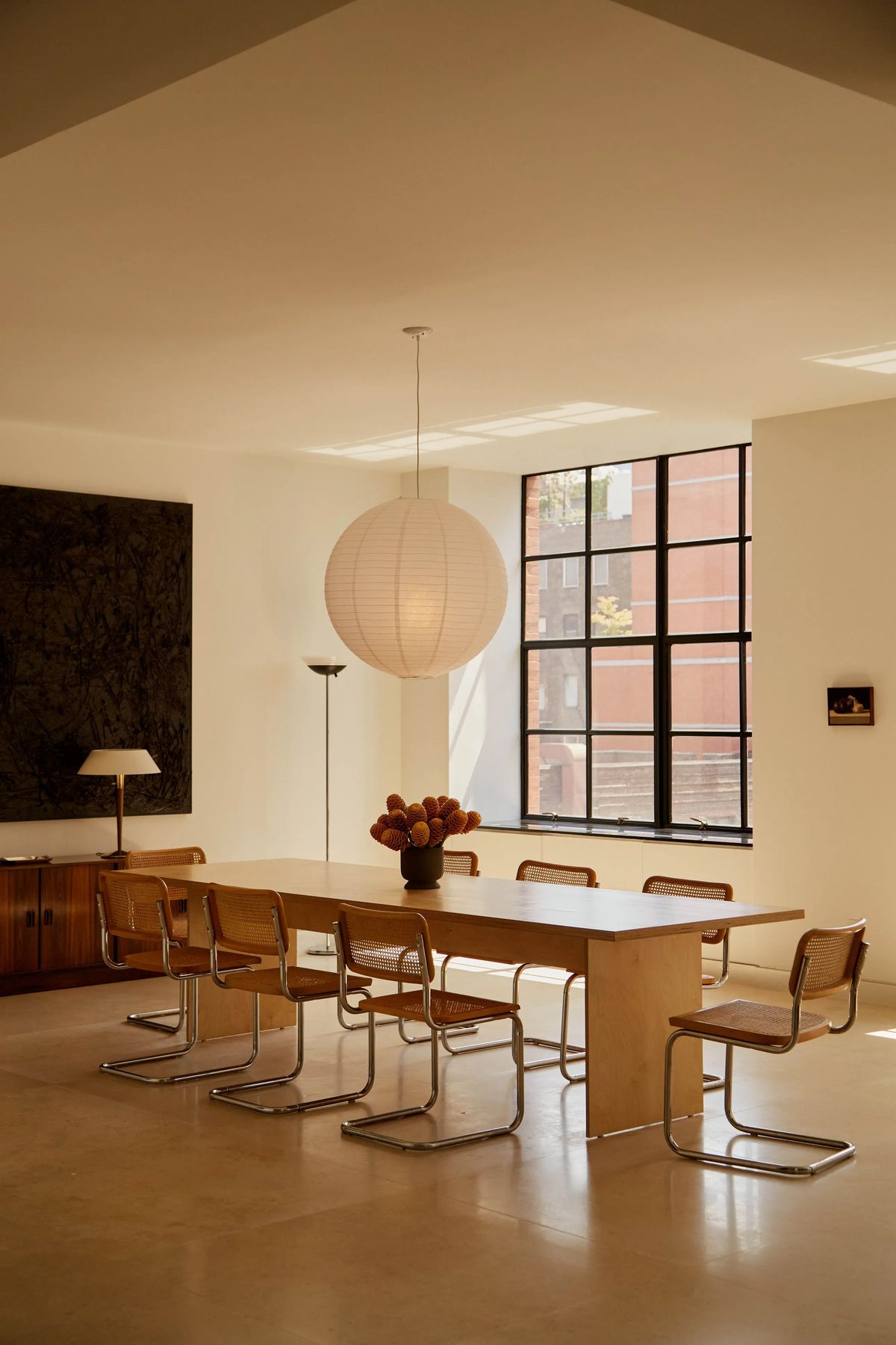 大型圓形紙燈掛在長型餐桌上