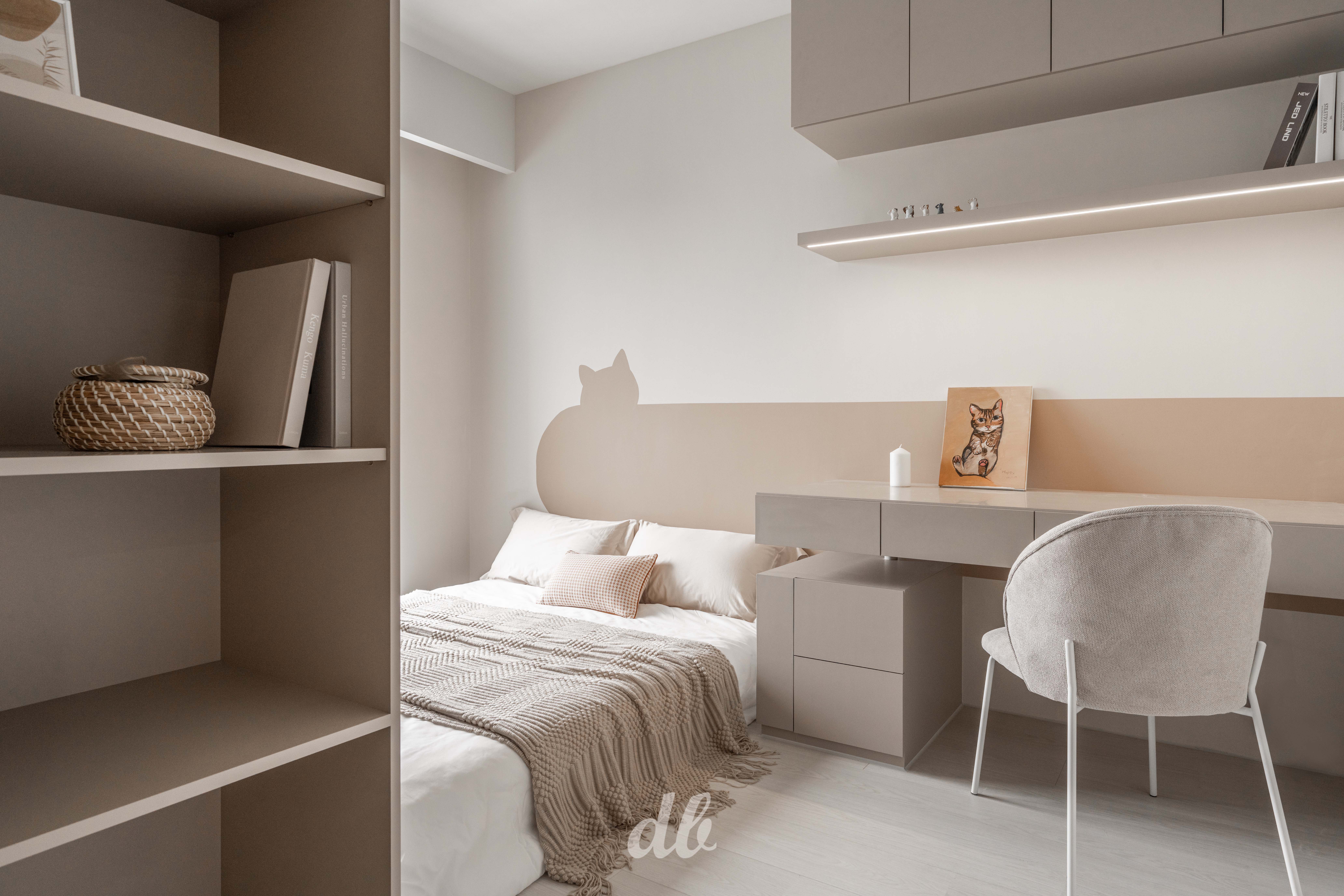 韓式奶油風臥室設計（日造設計案例）：運用低飽和度的暖灰色調櫃體與書桌，搭配牆面獨特的貓咪剪影色塊設計，並結合針織床墊與編織籃等異材質軟裝，在簡約的空間中營造出充滿童趣且溫潤的生活質感。