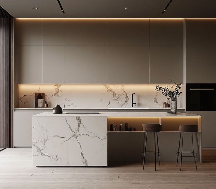 吧檯式中島設計案例：大器的大理石紋理中島結合內嵌式燈帶與開放式收納格，搭配同款石材防濺板與暖色調間接照明，打造層次鮮明且具高級質感的開放式餐廚核心。